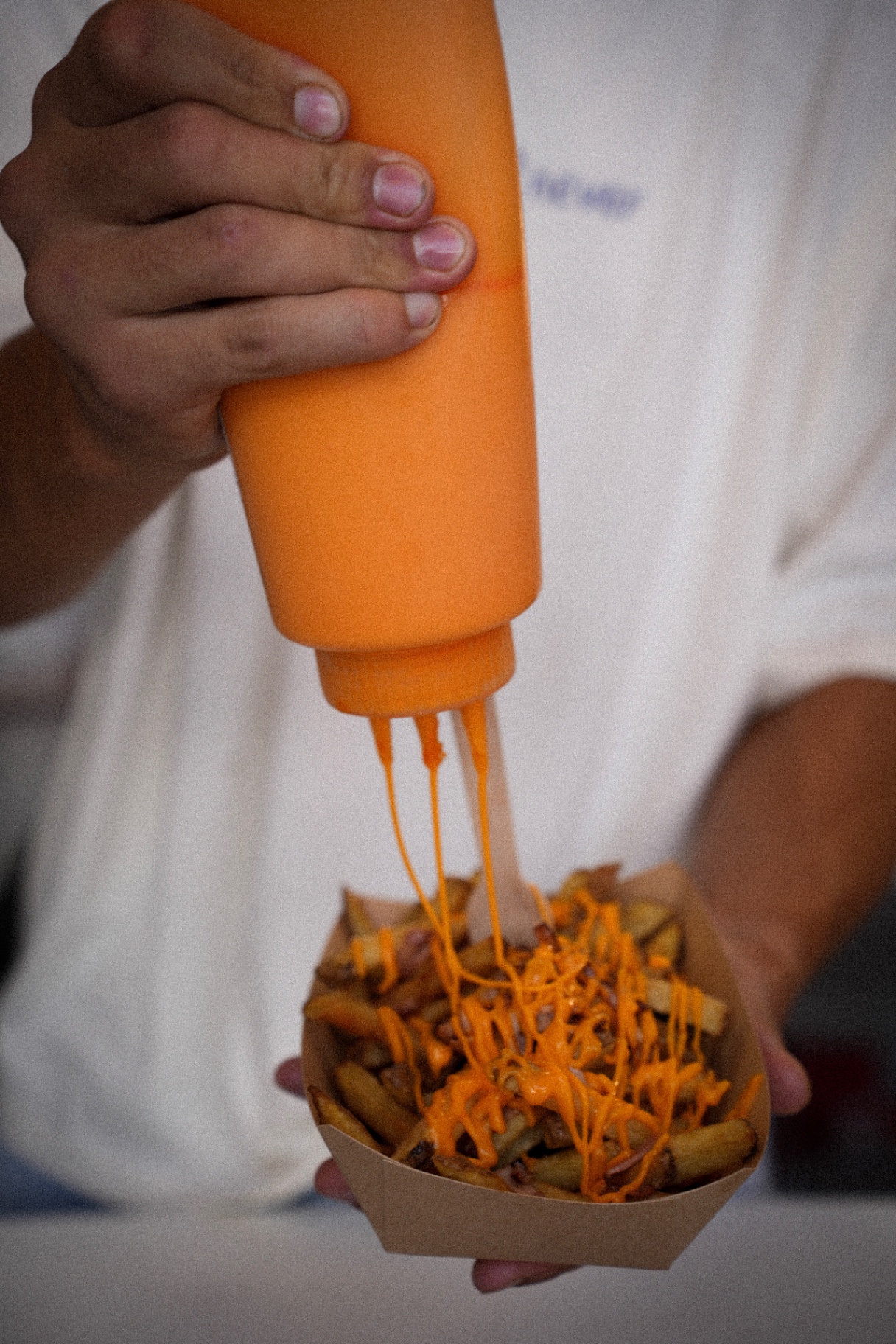 Frites maison OZMO nappées de cheddar fondu